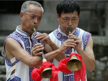 Cantareti traditionali de suona: taranii chinezi canta la suona, un instrument chinezesc de suflat, din lemn 