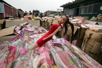 Papusi gasite in 60 de tone de jucarii fabricate in China, marfa confiscata in Lima, august 2007. 