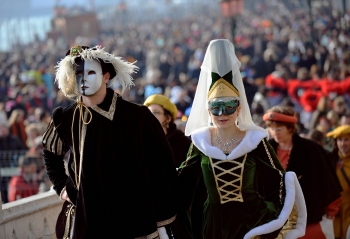 Carnavalul de la Veneţia îşi deschide porţile.