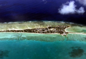 Nu mai este prea mult loc pentru retragere in fata cresterii nivelului marii in atolul Tarwa, capitala vastului arhipelag al Kiribati. 