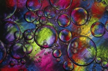 Unii cercetatori cred ca Universul nostru, asemenea unei bule de apa aflata intr-o mare de alte bule de apa, ar putea fi conectat din cind in cind cu alte Universuri 