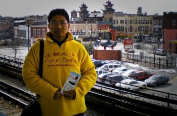 William Huang intr-o statie de metrou din Chicago (The Epoch Times)