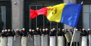 Politistii pazesc o cladire guvernamentala din capitala Republicii Moldova, Chisinau, 8 aprilie 2008.