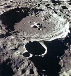 Existenţa craterelor de mică adâncime sugerează faptul că Luna este realizată dintr-un material extrem de dur.