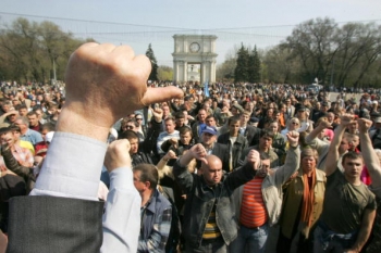 Manifestantii din Republica Moldova protesteaza in apropierea unei cladiri guvernamentale din Chisinau, 8 aprilie 2009. 