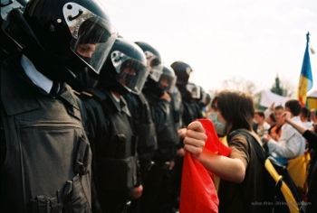 Scena din timpul protestelor anti-comuniste din Chisinau, 7 aprilie 2009. 