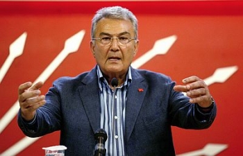 Liderul opoziţiei turce Deniz Baykal. 