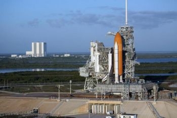 Naveta Atlantis pe platforma de lansare 39A la Kennedy Space Center in Florida 