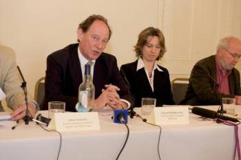 Edward McMillan-Scott, Vice-Presedinte al Parlamentului European Parliament si MEP pentru Yorkshire si Humber, vorbind la o conferinta de presa in Londra, 28 aprilie 2009. 