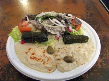 Un platou combinatie de salata, sarmalute in foi de vita, baba ghanoush, si hummus. 