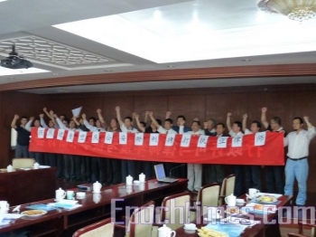In timpul conferintei, zeci de avocati au protestat fata de torturile la care politia i-a supus pe avocati in orasul Chongqing, sud-vest-ul Chinei. 