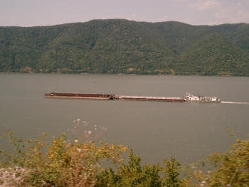 Barja pe fluviul Dunarea.