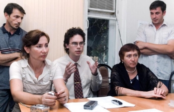 Avocati de drepturile omului Kirill Koroteyev (C) si Natalia Estemirova (S) in timpul unei conferinte in Grozny, Chechnya, 26 iulie 2007. 