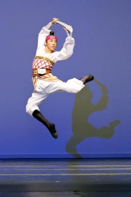 Dansatorul Shen Yun Performing Arts, Golden Li, a obtinut Premiul Intai la Competitia masculina adulti. 