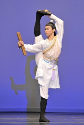 Tony Xue interpretandu-l pe "Tanarul Han Xin", a castigat premiul intai la juniori - baieti. 