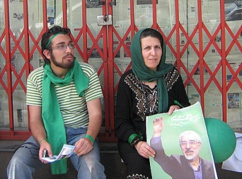 Sohrab Arabi si mama sa Parvin Fahimi luand parte la un eveniment pro-Mousavi in zilele dinaintea alegerilor prezidentiale. 