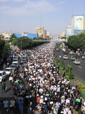 Oameni protestand fata de fraudele in alegerile prezidentiale, la o parada in 17 iunie 2009, la cinci zile dupa ziua alegerilor. 