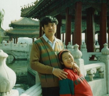 Wang Zhiwen petrecandu-si timpul alaturi de fiica sa, Wang Xiaodan, inainte de a fi inchis. 