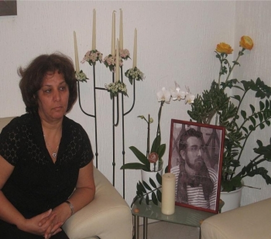 Farah Mohamadi, matusa lui Sohrab Arabi, pozand alaturi de micul loc pe care l-a creat in memoria lui Sohrab, in casa ei. (The Epoch Times)