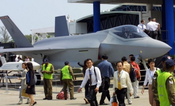 Un avion de luptă F-35 este expus la un Salon Aerospatial din Singapore. Administraţia de la Washington şi-ar dori ca România să-si îndrepte interesul către avioanele de luptă F-35.