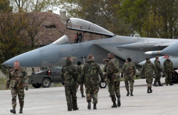 Avioane de razboi F-15 sunt stationate in baza militara americana Mihail Kogalniceanu în apropiere de oraşul port Constanţa de la Marea Neagră.