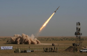 Iranul a tras duminică două tipuri de rachete ale sale cu rază medie de acţiune Shahab în cadrul unor exerciţii militare.