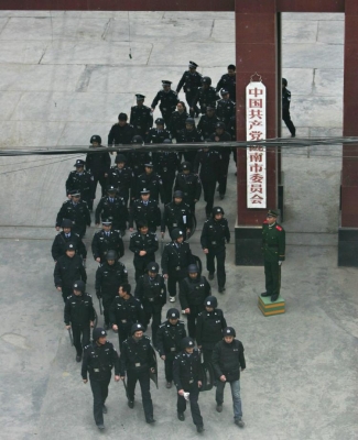Patrula de politie la biroul comitetului PCC, in Longnan, China, 20 Noiembrie 2008. (China Photos / Getty Images)