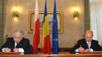 Preşedintele Traian Băsescu şi omologul său polonez, Lech Kaczynski, au semnat, miercuri, la Palatul Cotroceni, o declaraţie de parteneriat strategic.