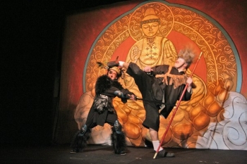 In piesa "Calatorie spre Soare-Apune" la Teatrul Creanga, Bogdan Uritescu (d) in rolul Maimutei fermecate... 