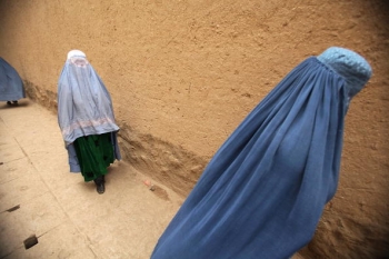 Raport Onu sustine ca femei si fetele afgane sufera de pe urma practicilor traditionale, precum casatoria la varste fragede sau negarea dreptului la educatie. (Majid Saeedi / Getty Images)