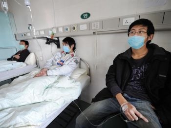 Pacienti chinezi cu H1N1 primesc tratament la un spital din Hefei, provincia estica chineza Anhui, in 25 noiembrie 2009. 