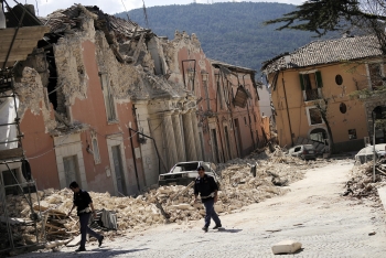 Ofiteri de politie inspectand cladirile din apropierea prefecturii in centrul orasului L'Aquila, capitala regiunii Abruzzo din centrul Italiei si epicentrul puternicului cutremur ce a zguduit zona, la 6 aprilie 2009. FILIPPO MONTEFORTE/AFP/Getty Images) 
