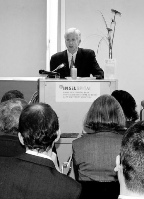 David Kilgour primeste Premiul pentru Drepturile Omului pentru 2009 din partea filialei elvetiene a Societatii Internationale pentru Drepturile Omului, 16 ianuarie, in Bern. 