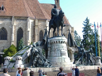 Ansamblul monumental Matia Corvin, alcătuit din cinci statui reprezentându-i pe regele Matia Corvin şi pe cei patru generali ai săi, a fost dezvelită în anul 1902 în piaţa centrală a Clujului. (wikipedia.org)