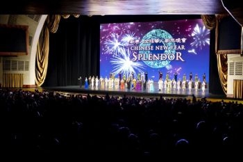 Membrii companiei Shen Yun Performing Arts sunt aplaudati dupa ultimul lor spectacol la Radio City Music Hall, New York, in 21 februarie 2010. 