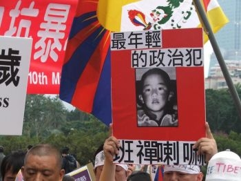Activisti tibetani afiseaza un portret al lui Gendun Choekyi Nyima, tanarul baiat care a fost selectat de Dalai Lama ca cel de-al 11-lea Panchen Lama. 