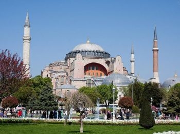 Hagia Sophia, renumita biserica/moschee simbolizeaza dubla istorie a Turciei in lumea crestina si musulmana. 