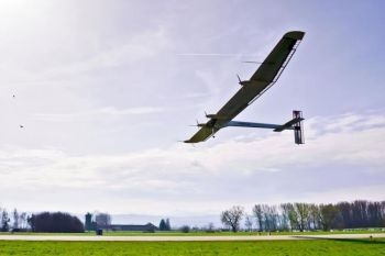 Avionul Solar Impulse, o incercare elvetiana de pionerat in a zbura in jurul lumii pe baza energiei solare, isi ia zborul pentru prima data pe 7 aprilie de la baza aeriana Payerne, din vestul Elvetiei. 