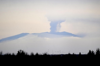 Un nou nor de cenuşă vulcanică se răspândeşte către sud şi est. 