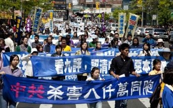Peste o mie de practicanti Falun Gong participa la o parada in Flushing Queens, New York, in 24 aprilie 2010, pentru a comemora 11 ani de persecutie a practicii spirituale in China. 