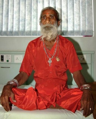 Miracol uman: Prahlad Jani sta pe un pat la spitalul Sterling in Ahmedabad, 22 Noiembrie 2003. Examinarile stiintifice au aratat ca exercitiile de yoga i-au transformat corpul. 