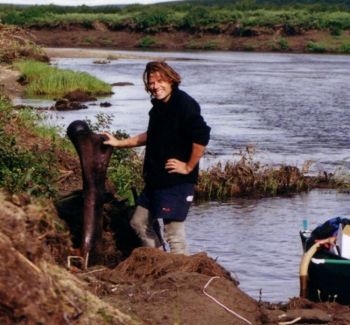 Dr. Alan Cooper, Director al Centrului australian pentru ADN stravechi, impreuna cu un colt de mamut. 