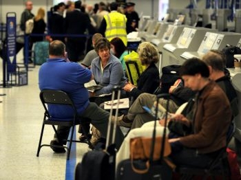 Pasagerii asteapta pe aeroportul din Manchester dupa ce a fost inchis din cauza unei noi eruptii a vulcanului islandez, 16 mai 2010. Mii de pasageri au fost redirectionati spre autobuze si sute de zboruri au fost anulate 