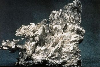 Argintul: Variatii minuscule ale compozitiei izotopilor de argint aflati in meteoriti si pietre din pamint ajuta cercetatorii sa alcatuiasca etapele asamblarii planetei noastre, despre care se crede ca a inceput acum 4,5 miliarde de ani 
