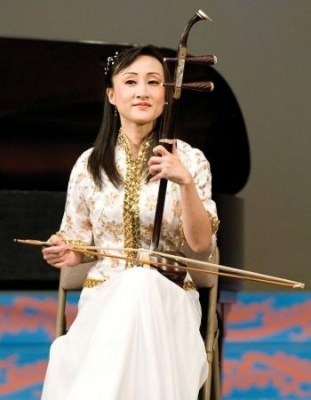 Qi Xiaochun, solista de erhu in cadrul celebrei companii Shen Yun Performing Arts.