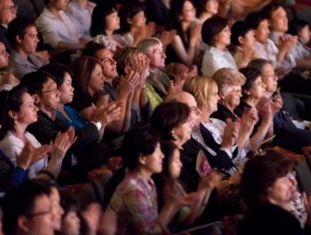 Publicul din Rhode Island aplauda dupa un numar de dans clasic al trupei Shen Yun din 2009. Noile spectacole Shen Yun in Rhode Island se vor tine pe 26 si 27 iunie.
