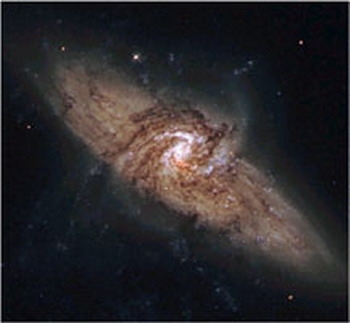 O pereche unica de galaxii, numita NGC 3314. Aceasta este o sansa rara de a observa materia întunecată (NASA)