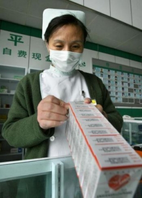 O asistenta medicala aranjeaza medicamentele la un spital din Beijing. Medicamentele chinezesti false au cauzat foarte probabil sute daca nu mii de decese in afara Chinei in anii recenti. 