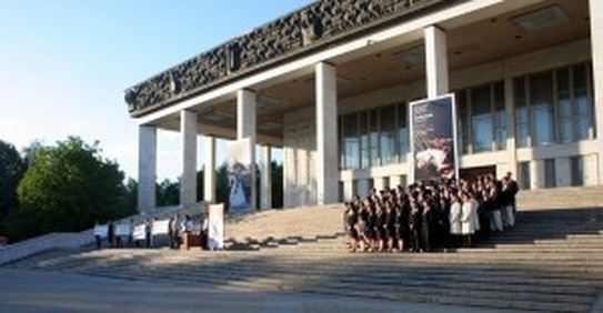 Artistii Shen Yun, pe scarile Teatrului de Opera si Balet din Chisinau, pe 25 mai 2010, tinuti inafara teatrului, la ora cand ar fi trebuit sa aiba spectacol. (Foto Annie Li)