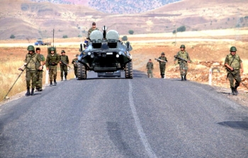 Armata turca patruland in provincia Sirnak, sud estul Turciei la granita cu Irakul, 21 iunie 2010. (STR / AFP / Getty Images)
